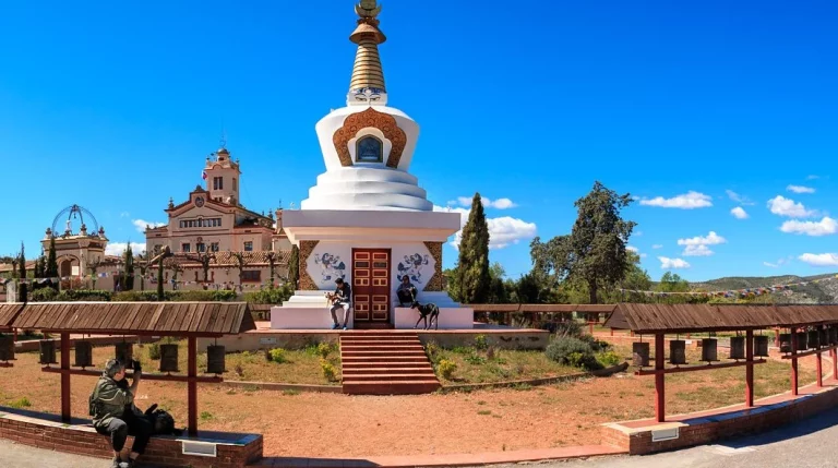 ¿El Tíbet en Barcelona? Descubre el templo secreto entre montañas donde el silencio te cambia