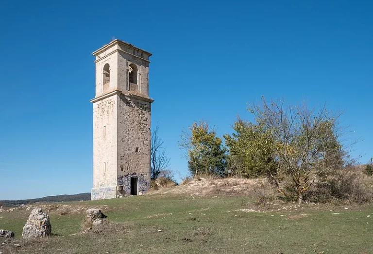 El pueblo ‘maldito’ de Burgos, donde las sombras te observan al caer la noche.