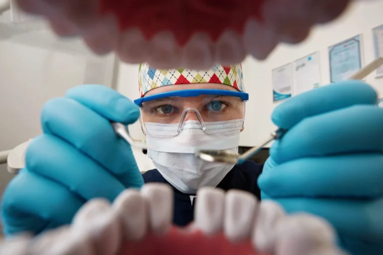 Esta bacteria vive en tu boca ahora y está matando tus dientes sin que lo sientas.