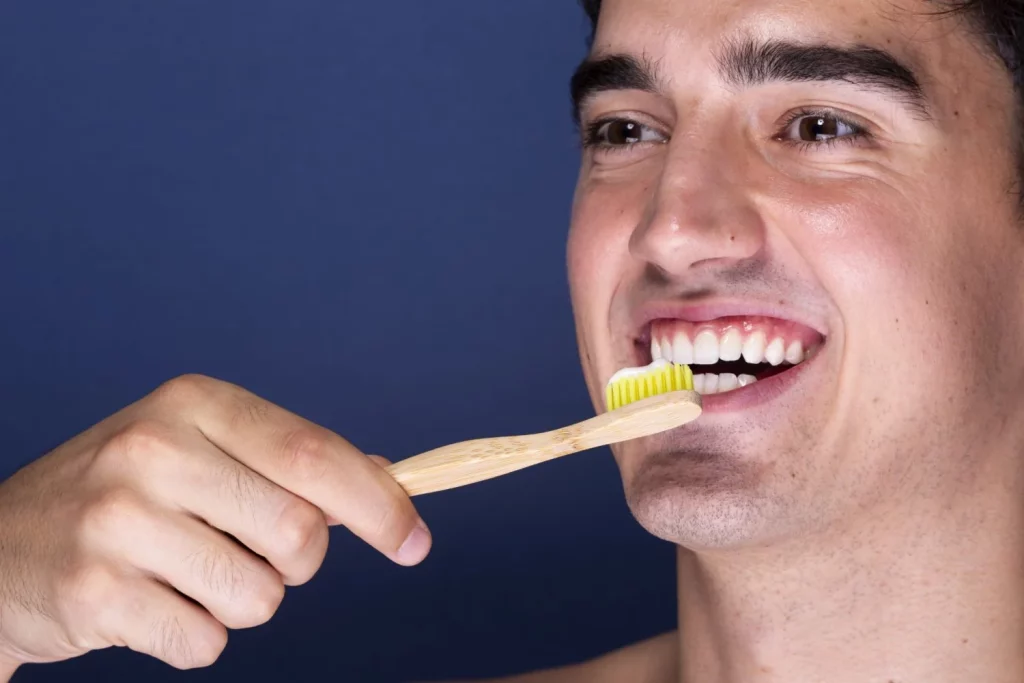 LA COLONIA INVISIBLE QUE DEVORA TU ESMALTE DENTAL