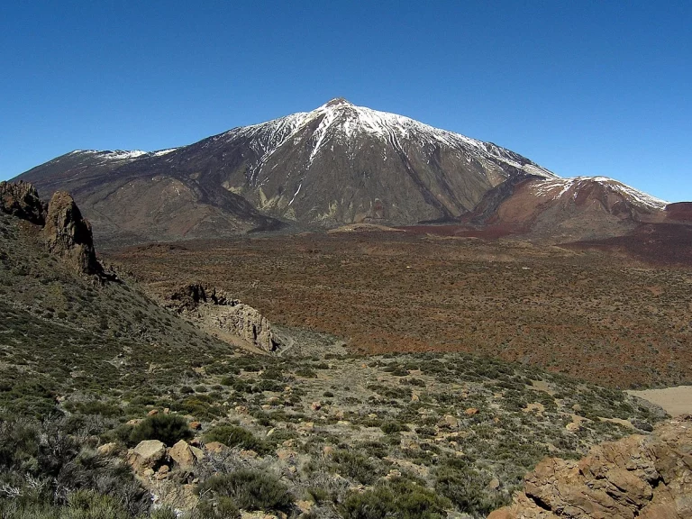 ¿Te atreves a pisar un volcán ‘vivo’? La cima de España que te hará sentir en la luna