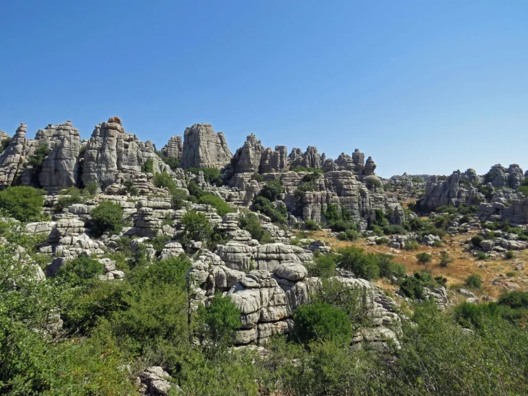 El paraje ‘alienígena’ de Málaga donde las rocas cobran vida y cambian de color al atardecer