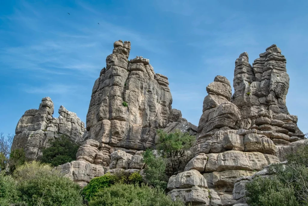 El paraje 'alienígena' de Málaga donde las rocas cobran vida y cambian de color al atardecer 21 Moncloa CONSEJOS PRÁCTICOS PARA VISITAR ESTE ENCLAVE ÚNICO EN EUROPA