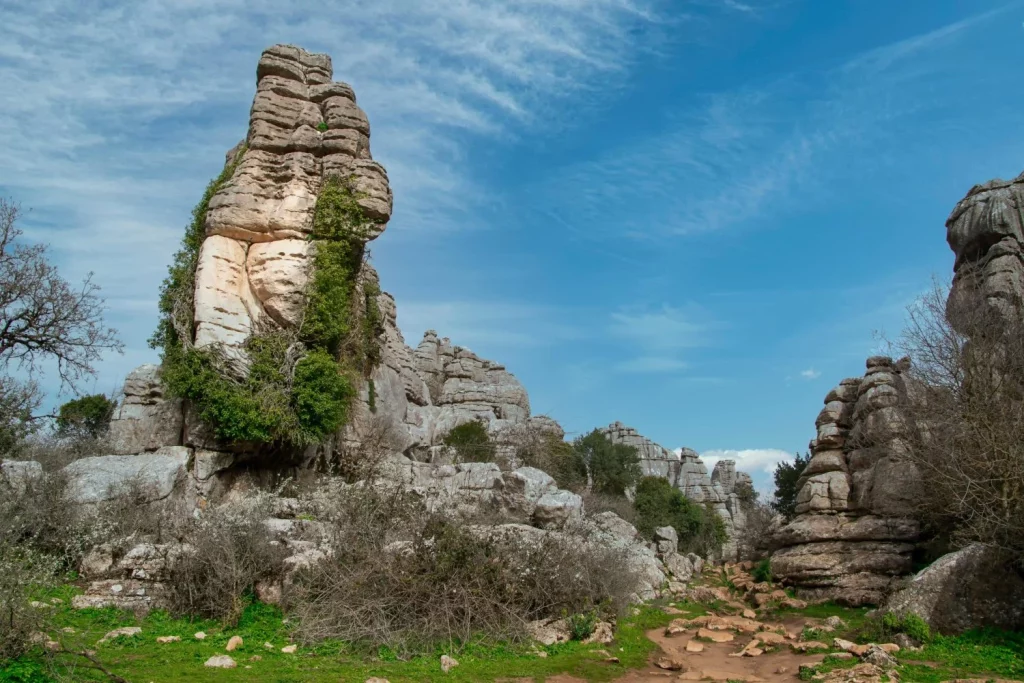 El paraje 'alienígena' de Málaga donde las rocas cobran vida y cambian de color al atardecer 20 Moncloa RUTAS Y SENDEROS PARA DESCUBRIR EL LADO MÁS FOTOGÉNICO DEL TORCAL