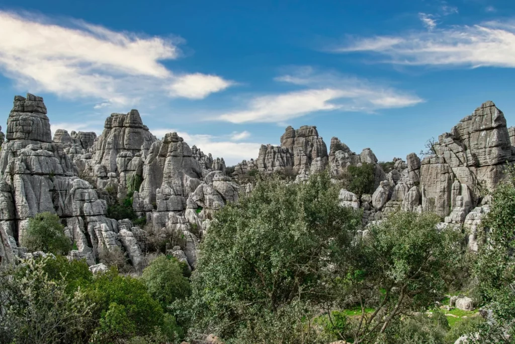 El paraje 'alienígena' de Málaga donde las rocas cobran vida y cambian de color al atardecer 17 Moncloa UN LABERINTO DE PIEDRA CON MÁS DE 200 MILLONES DE AÑOS DE HISTORIA