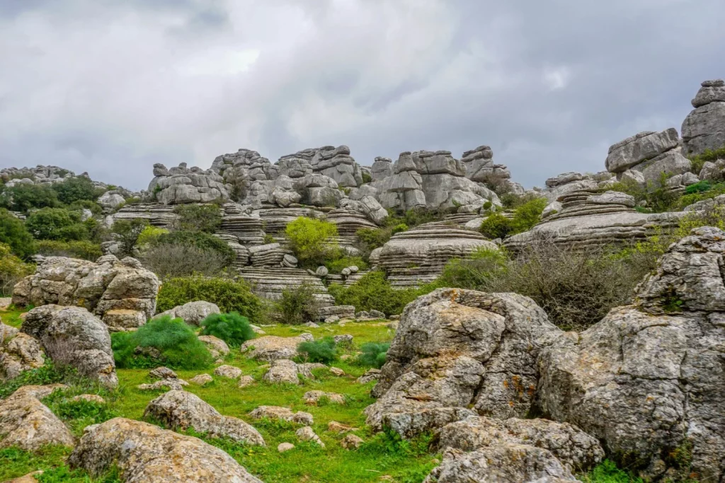 El paraje 'alienígena' de Málaga donde las rocas cobran vida y cambian de color al atardecer 18 Moncloa EL MISTERIOSO CAMBIO CROMÁTICO QUE TRANSFORMA EL PAISAJE AL ATARDECER