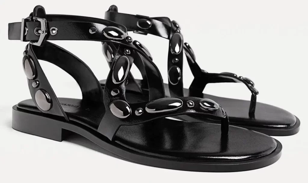 Sandalias planas con metalería negra de Stradivarius