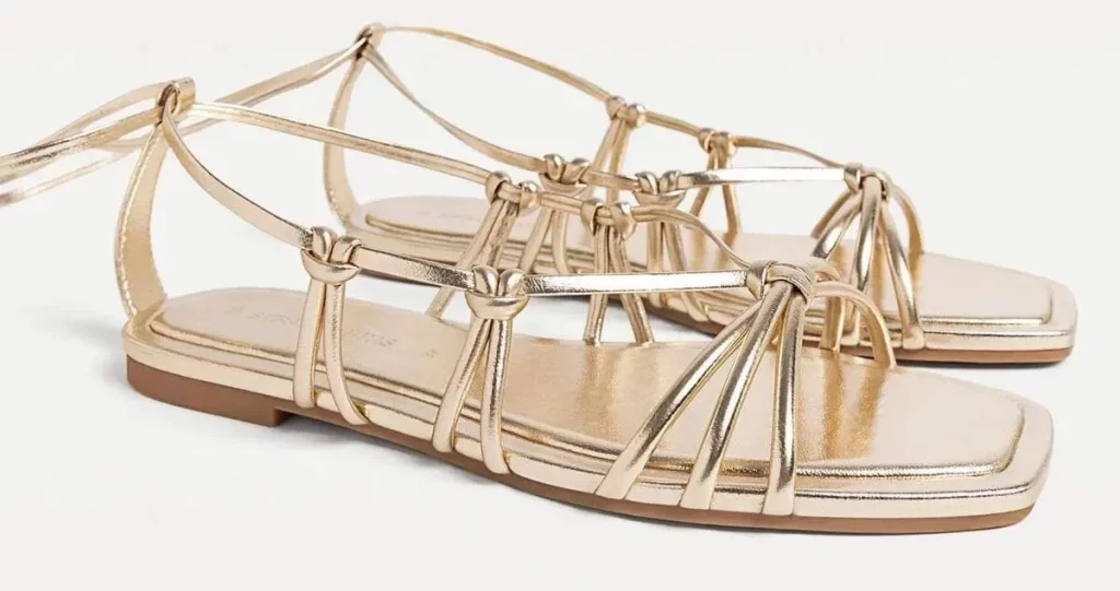 Sandalias doradas de Stradivarius