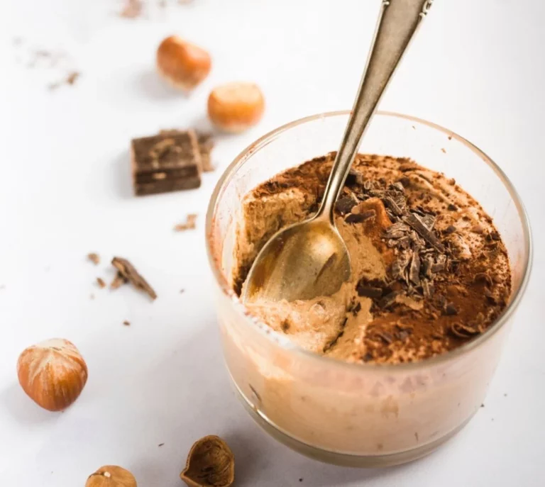 Aprende a preparar la mousse de turrón de Jijona, un postre celestial