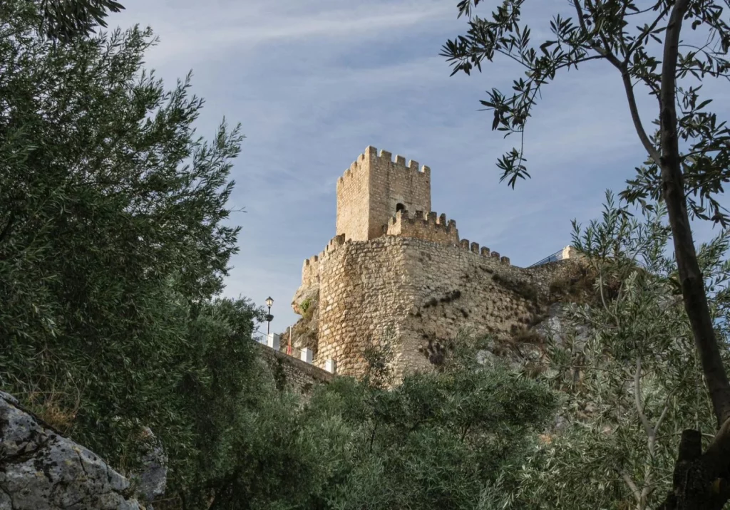 Calles, leyendas y un castillo colgado del abismo