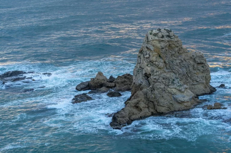 La costa escondida cerca de Valencia, donde el sol acaricia el mar