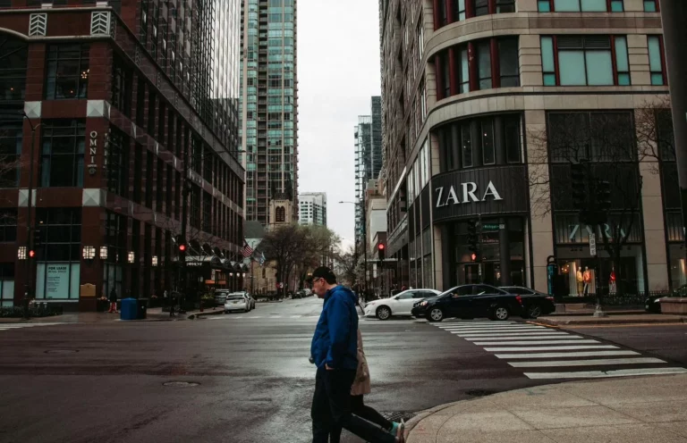 Zara apuesta por los pantalones rectos para esta temporada, olvídate de los pitillo