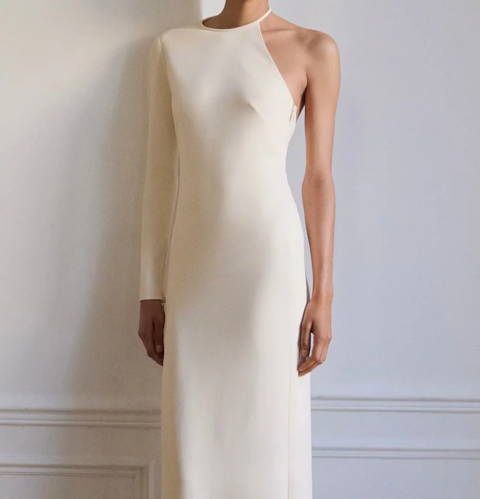 Estas son las últimas propuestas de Mango en vestidos para novias 8 Moncloa Vestido asimétrico con espalda descubierta de Mango