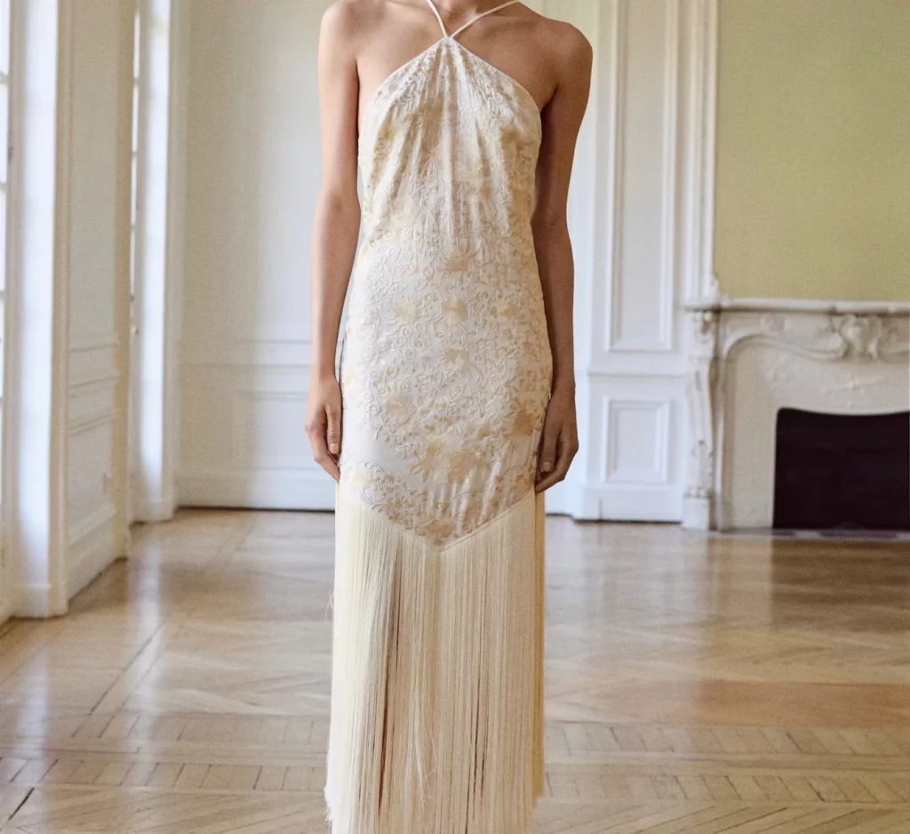 Estas son las últimas propuestas de Mango en vestidos para novias 9 Moncloa Vestido bordado con flores y flecos de Mango
