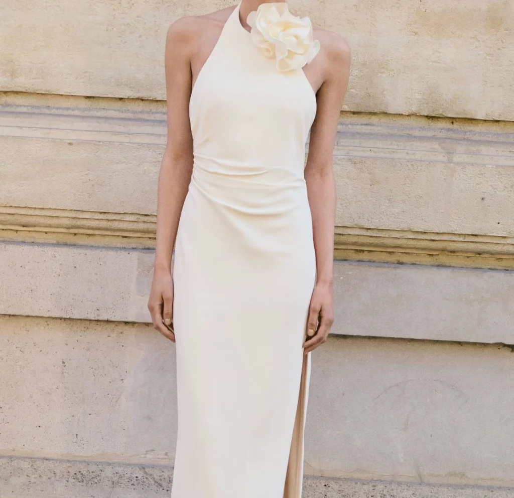 Estas son las últimas propuestas de Mango en vestidos para novias 10 Moncloa Vestido halter con drapeado y flor XL de Mango