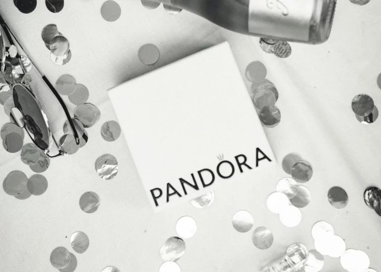 Pandora conquista las bodas con sus pendientes largos de oro y plata
