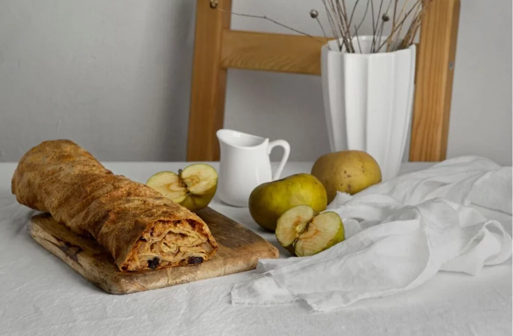 Aprende a hacer el strudel de manzana al estilo austriaco, una delicia europea 27 Moncloa Preparación de un strudel de manzana que llega directo al corazón
