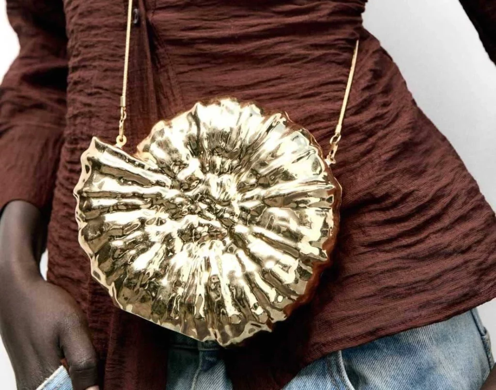 Bolso metalizado caracola de Zara