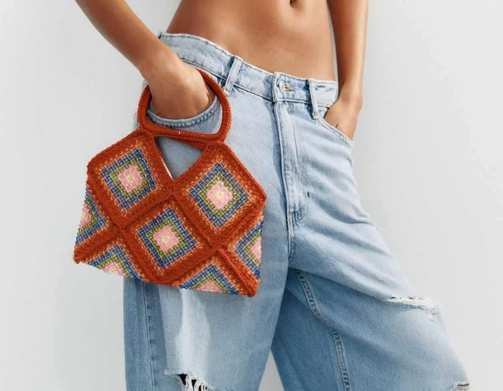 Mini saca crochet con abalorios de Zara