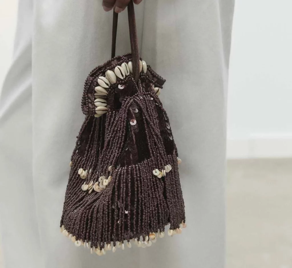 Mini saca con brillos y conchas de Zara