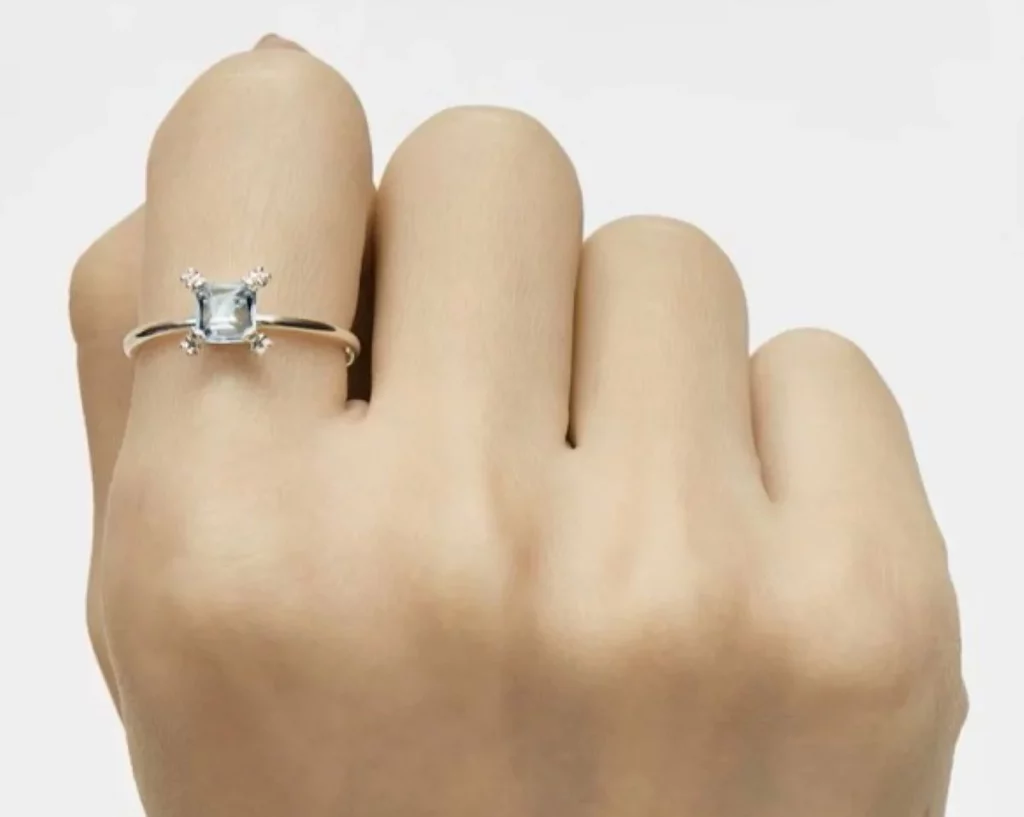 Tous tiene los anillos más elegantes para triunfar como invitada esta temporada 10 Moncloa Anillo de plata y topacio Color Pills de Tous