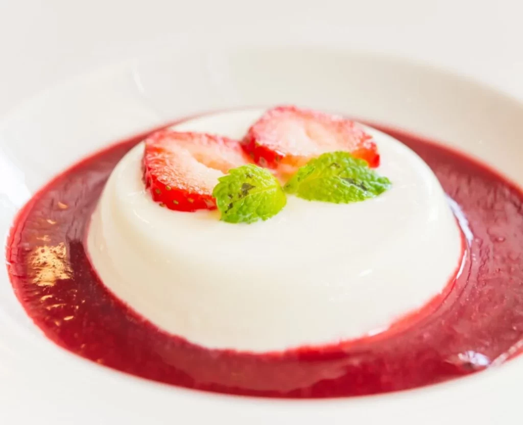 Aprende a hacer la panna cotta al estilo de la Toscana, un postre suave y cremoso 26 Moncloa Pasó a paso de un postre que invita a la calma