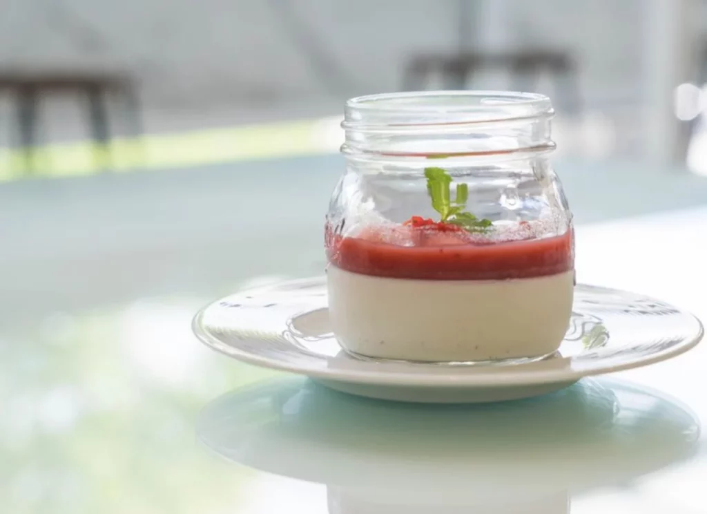 Aprende a hacer la panna cotta al estilo de la Toscana, un postre suave y cremoso 27 Moncloa El postre que nunca falla en la Toscana