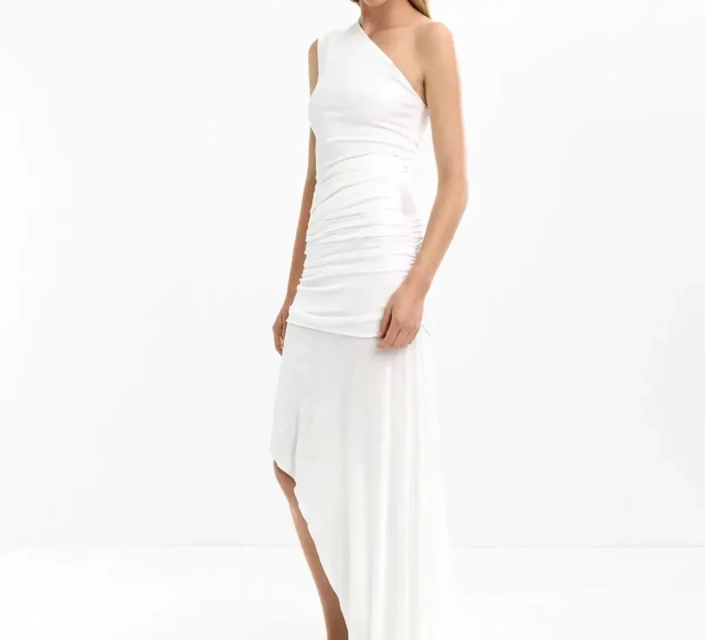 Parfois tiene una colección inigualable de vestidos blancos perfectos para cualquier plan veraniego 28 Moncloa Vestido blanco y asimétrico de Parfois