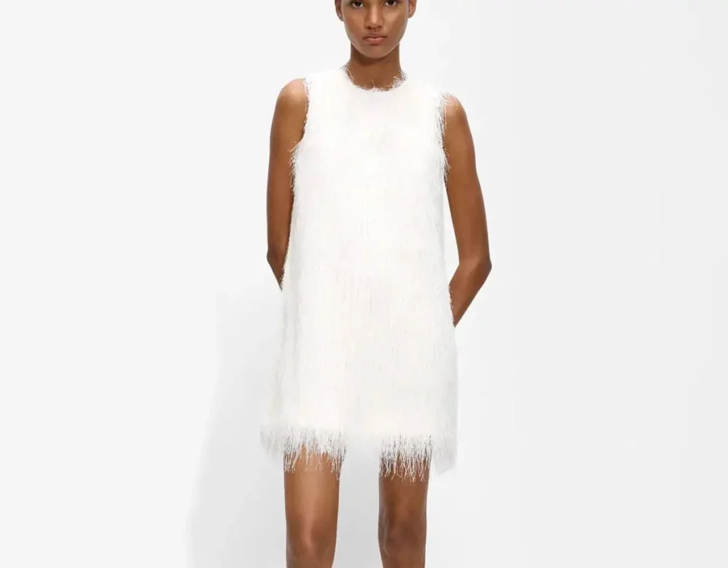 Parfois tiene una colección inigualable de vestidos blancos perfectos para cualquier plan veraniego 30 Moncloa Vestido blanco de plumas de Parfois