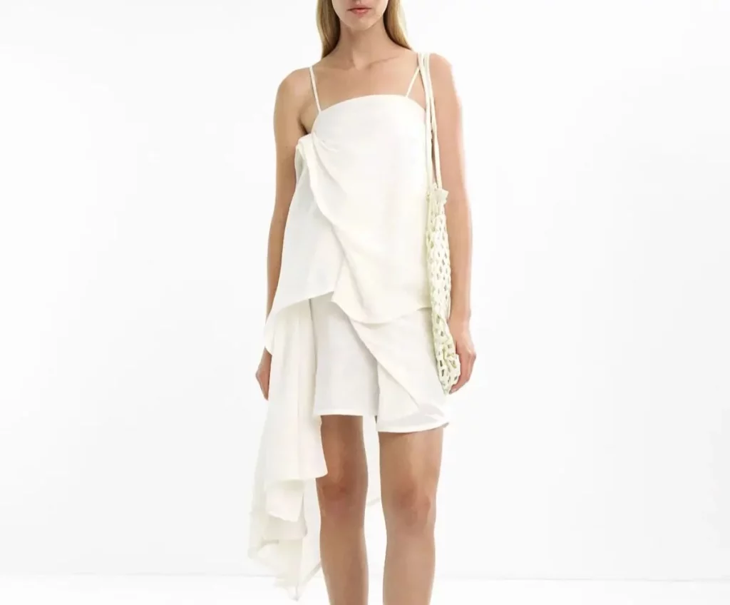 Parfois tiene una colección inigualable de vestidos blancos perfectos para cualquier plan veraniego 29 Moncloa Vestido blanco con pliegues de Parfois