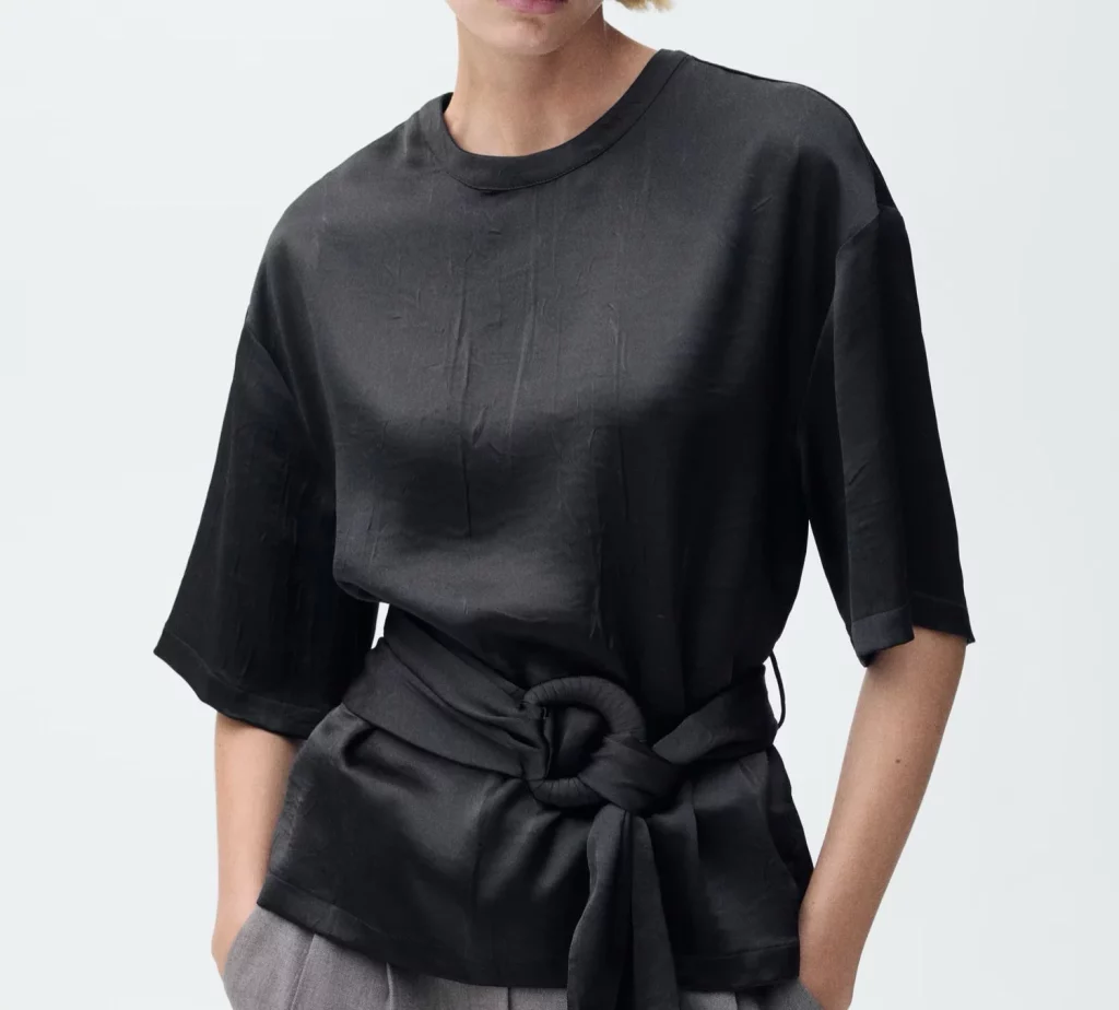 Blusa satinada con cinturón de Mango
