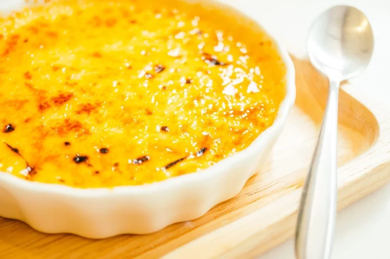 Aprende a hacer la crema catalana, el clásico postre con un giro especial que tus invitados amarán