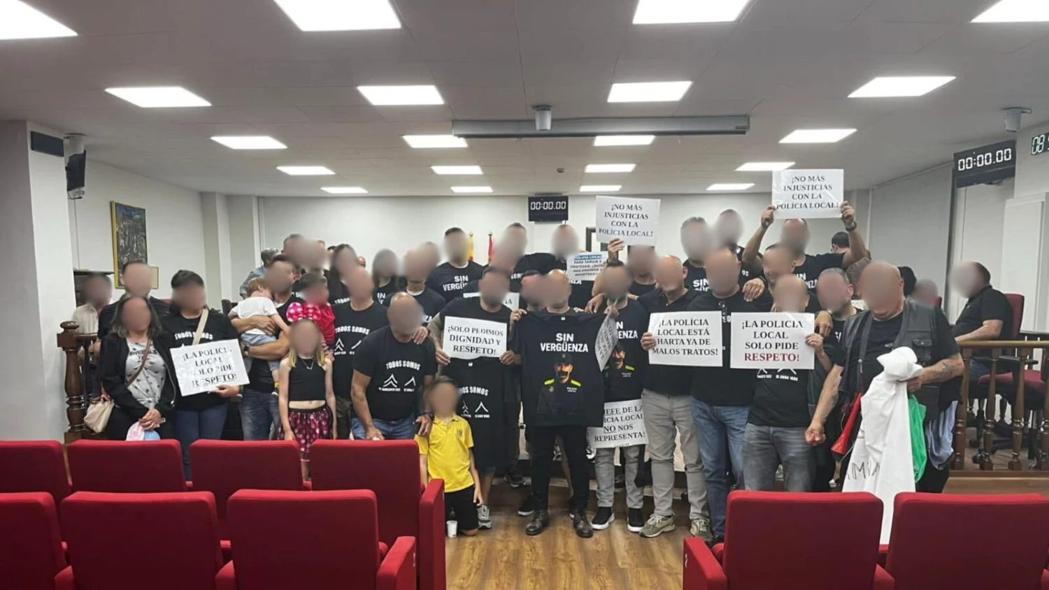 WhatsApp Image 2025-05-29 at 11.02.21 Protesta de los lunes de los policías lcoales de Sant Adrià de Besòs.