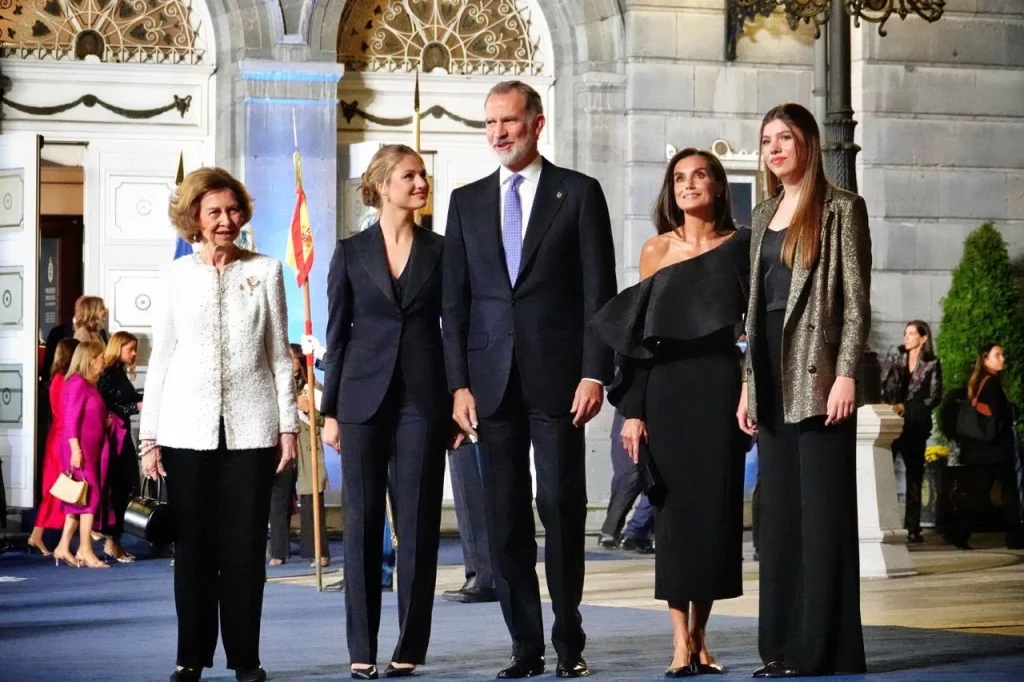 La reina Letizia genera un gran debate internacional tras su última aparición pública 15 Moncloa Un nuevo paradigma para la monarquía