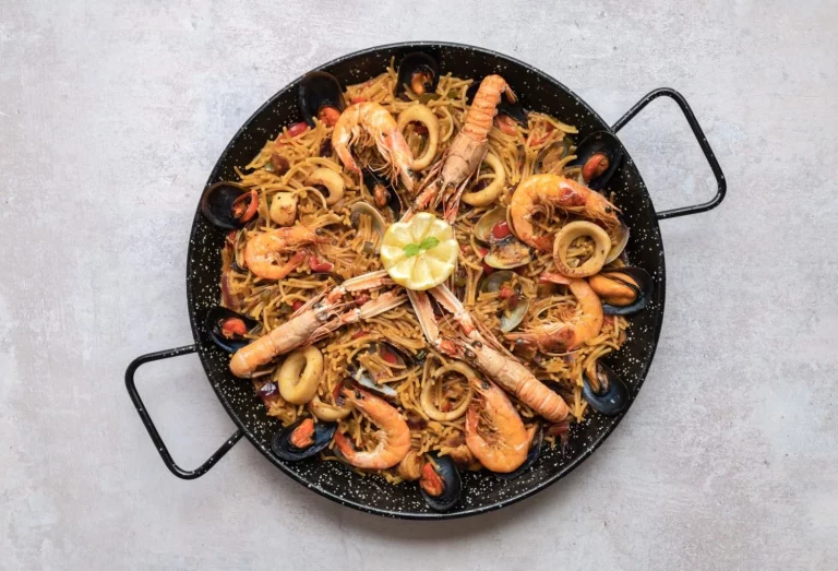 Así de fácil de hacer es la fideuá valenciana que enamora por su intensidad y sabor a mar