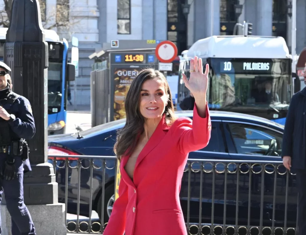 Pilar Eyre descifra la manera en que la reina Letizia ha sido capaz empatizar con los españoles 38 Moncloa Aún hay un enigma sin resolver