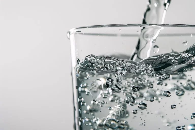¿Es mejor el agua embotellada o la del grifo? Los mitos y verdades que debes conocer antes de beber