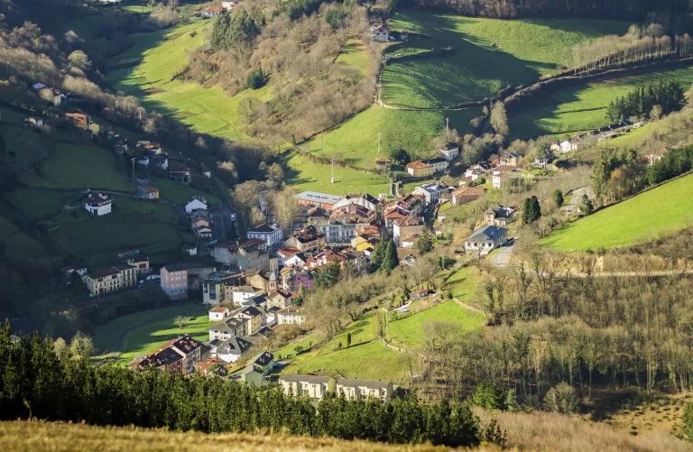 Oportunidad única en Asturias: Un pueblo busca repoblarse con casas baratas desde 12000 euros y ayudas directas para emprendedores