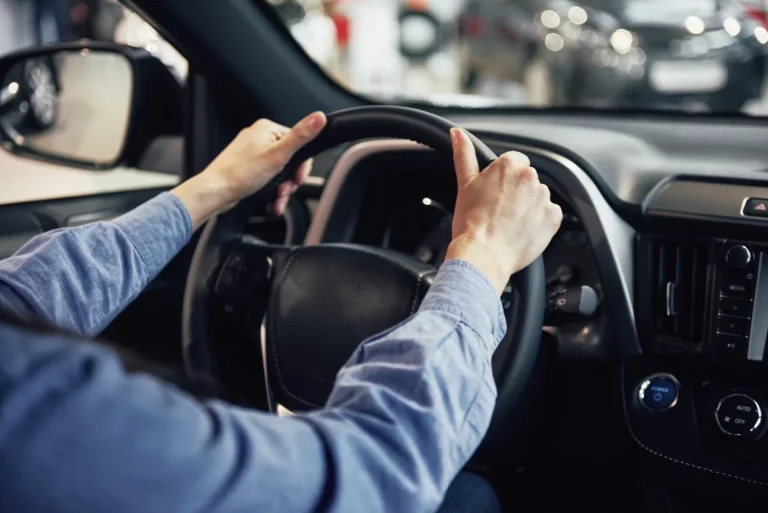La DGT te pilla siempre: Este gesto ‘tonto’ al volante que te cuesta 6 puntos sí o sí