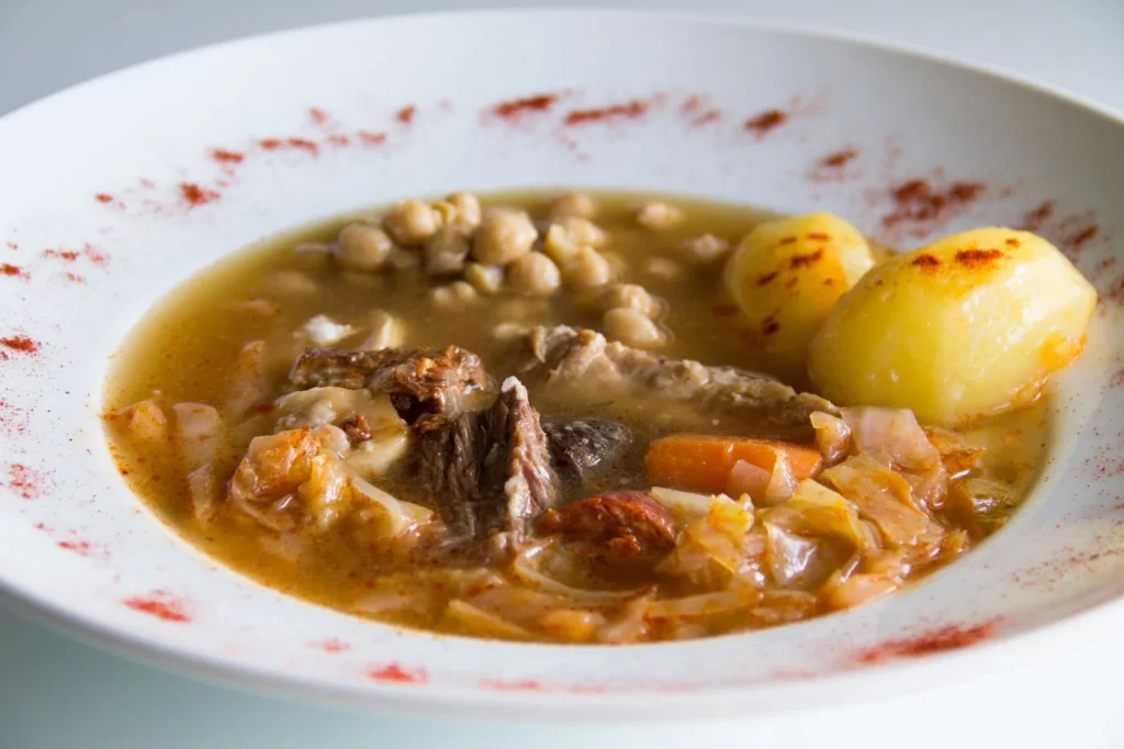 LA GASTRONOMÍA ENTRE ROCAS: UN FESTÍN PARA LOS SENTIDOS