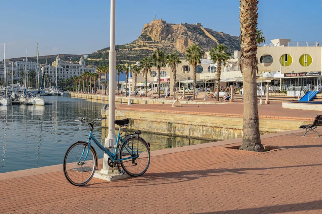 Zonas de España donde pasear en bañador fuera de la playa puede salir muy caro 6 Moncloa Pasear en bañador podría hacer pasar una mal rato en Alicante