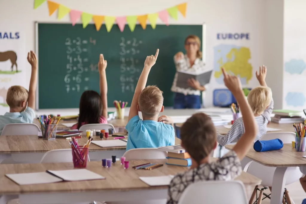 ESPACIOS FÍSICOS QUE CUIDAN: LO QUE LA OMS EXIGE PARA LAS AULAS DEL SIGLO XXI