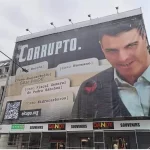 La Fiscalía imputa a un voluntario de Hazte Oír por la lona de Pedro Sánchez