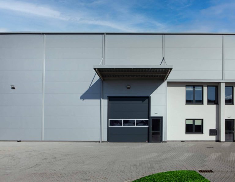 Impuestos aplicables en la venta de una nave industrial según la normativa vigente