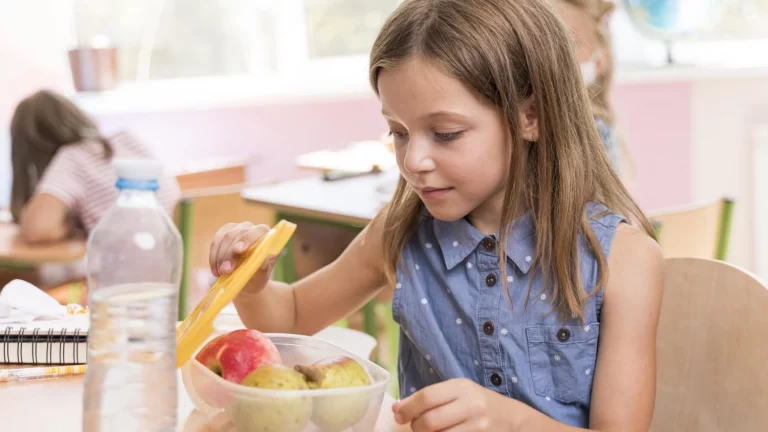 La OMS pide cambiar esto en los colegios urgente por la salud de los niños.