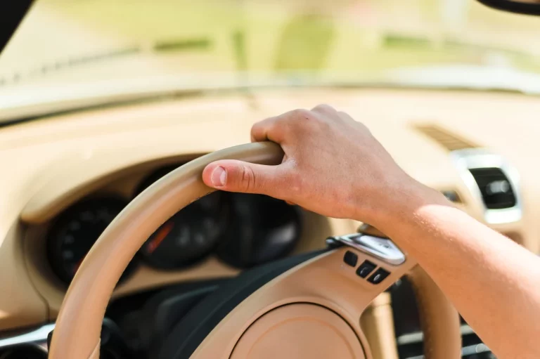 La DGT prepara nuevas restricciones para coches antiguos: consulta los años de tu vehículo antes de que sea tarde