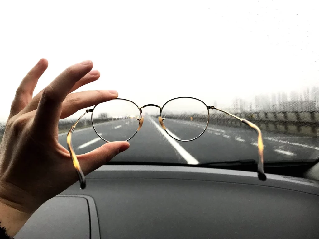¿Conduces con gafas o lentillas? Este olvido te puede costar una multa de 200€ según la DGT 8 Moncloa LENTILLAS VS GAFAS: OPCIONES VÁLIDAS PARA CUMPLIR LA NORMA