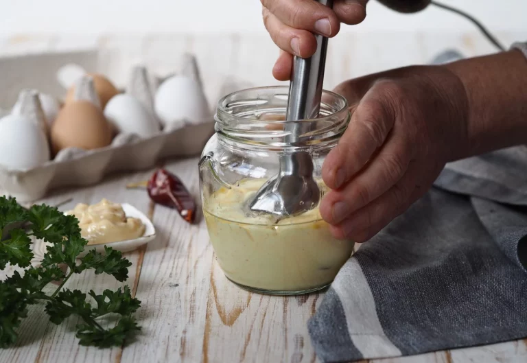 Así se hace la mayonesa casera que NUNCA se corta, incluso si eres un novato en la cocina