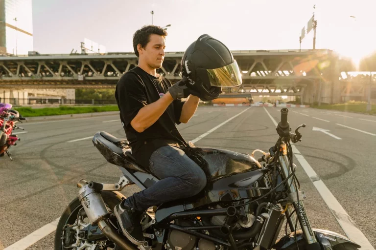 El casco de la moto: 200€ y 4 puntos si no lo usas así