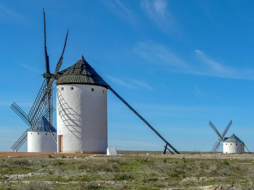 Viaja al campo de batalla de Don Quijote en Toledo: molinos gigantes que aún puedes 'luchar' contra ellos 25 Moncloa pexels emilio sanchez hernandez 285921208 14746880 Moncloa